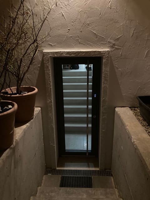 Eigener Eingang mit Treppe und Pflanzen