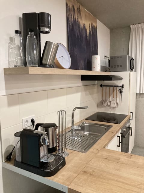 Küchenzeile mit Nespresso-Maschine und SodaStream