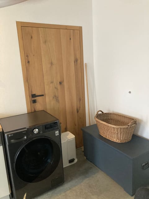 Waschmaschine und Ablage neben der Eingangstür