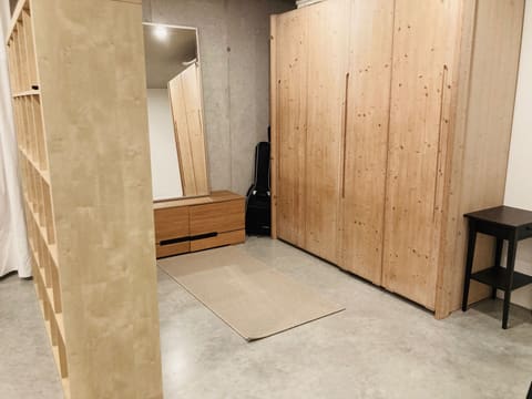 Ankleide mit großem Holzschrank