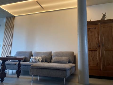 Lounge-Sofa im Wohnbereich mit indirektem Licht